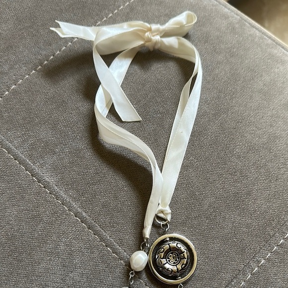 Silver and White Layered Pearl Necklace with Vintage Charm - Picture 6 of 6